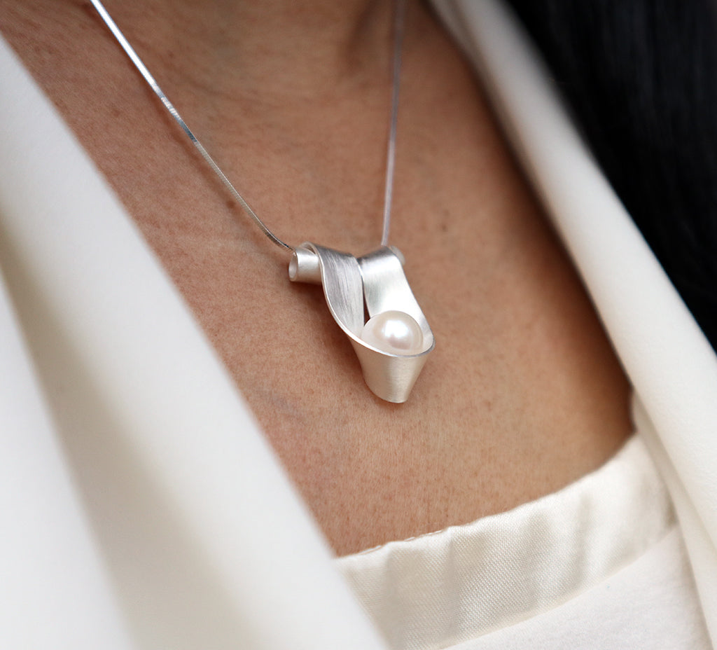 pearl necklace, freshwater pearl pendant, silver pendant, contemporary jewelry, art jewellery, knot pendant, 