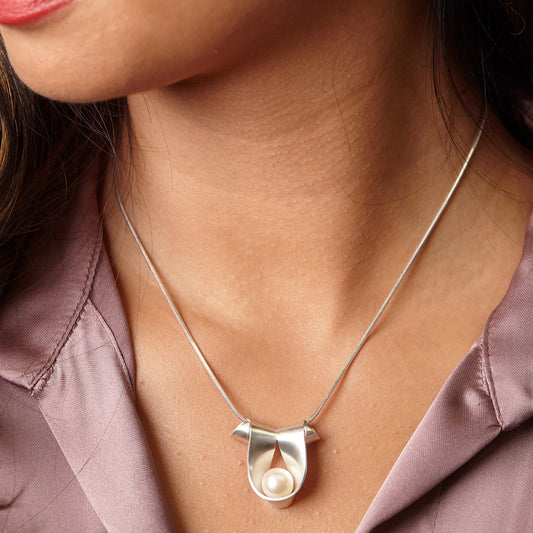 pearl necklace, freshwater pearl pendant, silver pendant, contemporary jewelry, art jewellery, knot pendant,