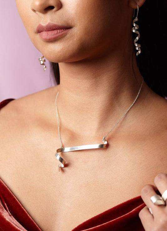 Sterling silver single whirl necklace