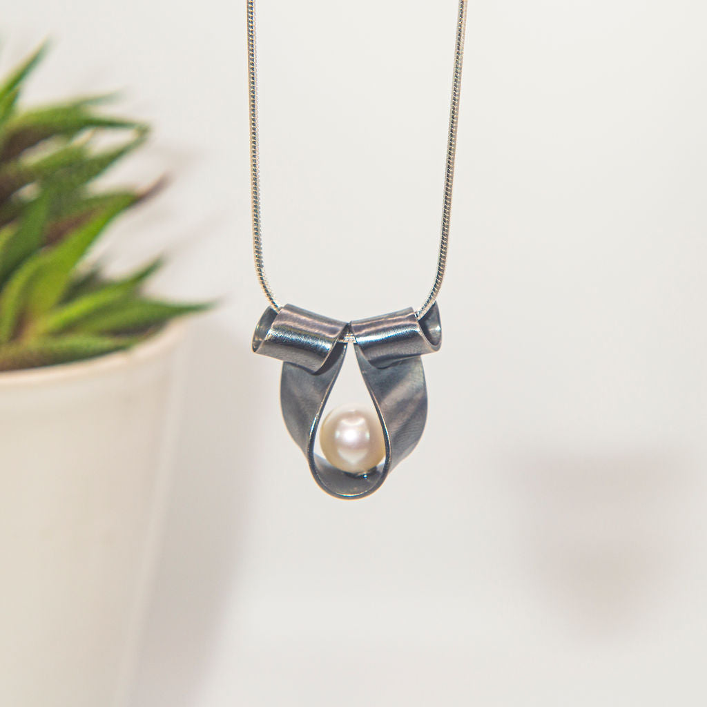 pearl necklace, freshwater pearl pendant, silver pendant, contemporary jewelry, art jewellery, knot pendant, 