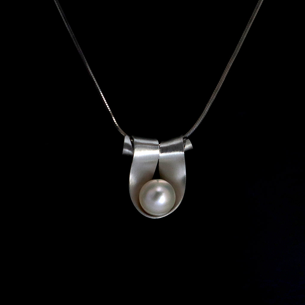pearl necklace, freshwater pearl pendant, silver pendant, contemporary jewelry, art jewellery, knot pendant, 